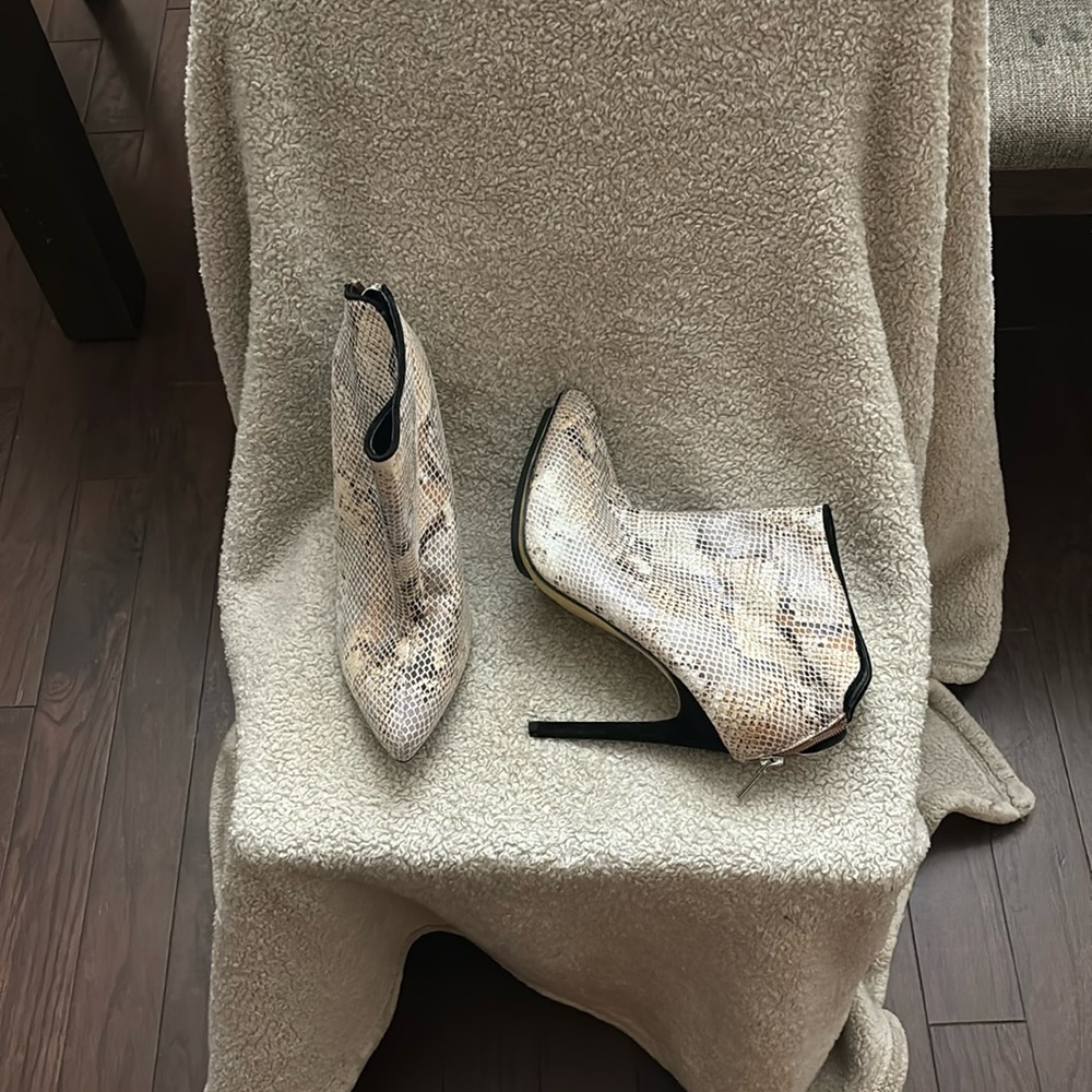 Can’t  handle the heel?Get out the kitchen!Size 10(NEW)snakeskin look heel $40